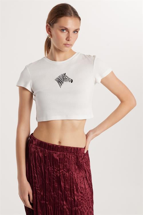Kadın Slim Fit Dar Kesim %100 Pamuk Bisiklet Yaka Baskılı Beyaz Crop Tişört