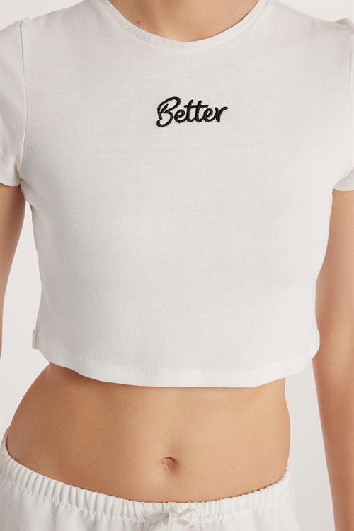 Kadın Slim Fit Dar Kesim %100 Pamuk Bisiklet Yaka Baskılı Beyaz Crop Tişört