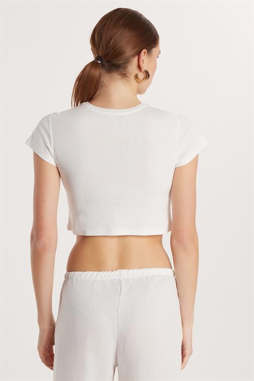 Kadın Slim Fit Dar Kesim %100 Pamuk Bisiklet Yaka Baskılı Beyaz Crop Tişört
