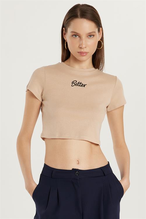Kadın Slim Fit Dar Kesim %100 Pamuk Bisiklet Yaka Baskılı Bej Crop Tişört