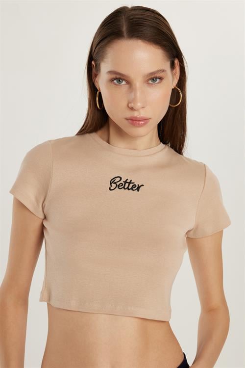 Kadın Slim Fit Dar Kesim %100 Pamuk Bisiklet Yaka Baskılı Bej Crop Tişört