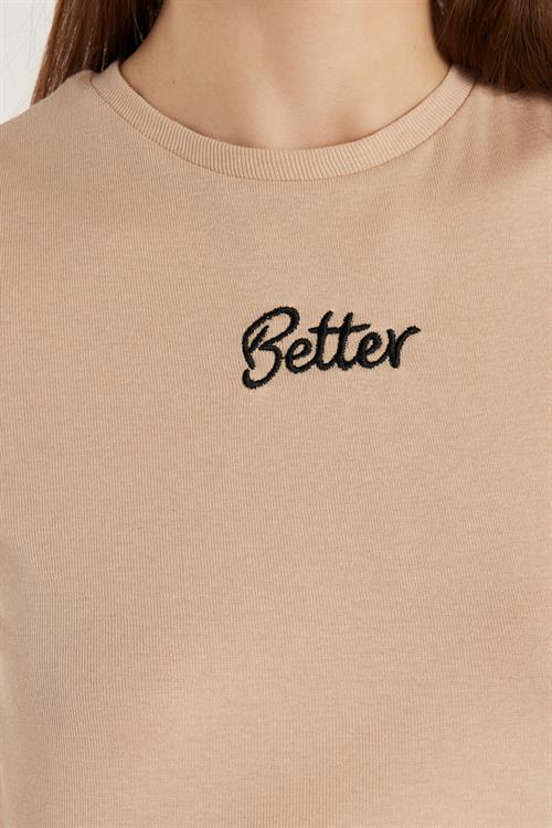 Kadın Slim Fit Dar Kesim %100 Pamuk Bisiklet Yaka Baskılı Bej Crop Tişört