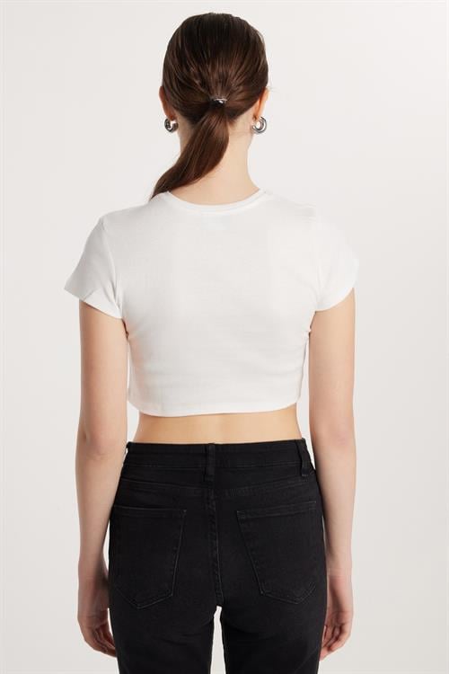 Kadın Slim Fit Dar Kesim %100 Pamuk Bisiklet Yaka Baskılı Beyaz Crop Tişört