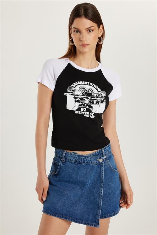 Kadın Slim Fit Dar Kesim %100 Pamuk Kısa Kollu Bisiklet Yaka Baskılı Siyah Tişört