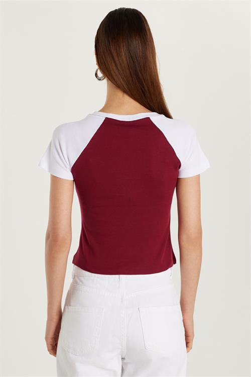 Kadın Slim Fit Dar Kesim %100 Pamuk Kısa Kollu Bisiklet Yaka Baskılı Bordo Tişört