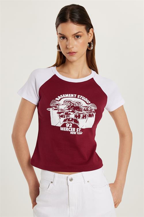Kadın Slim Fit Dar Kesim %100 Pamuk Kısa Kollu Bisiklet Yaka Baskılı Bordo Tişört