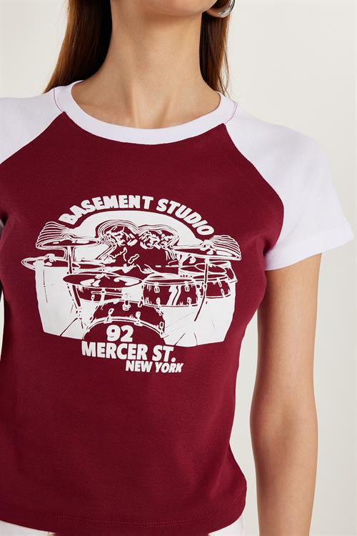 Kadın Slim Fit Dar Kesim %100 Pamuk Kısa Kollu Bisiklet Yaka Baskılı Bordo Tişört