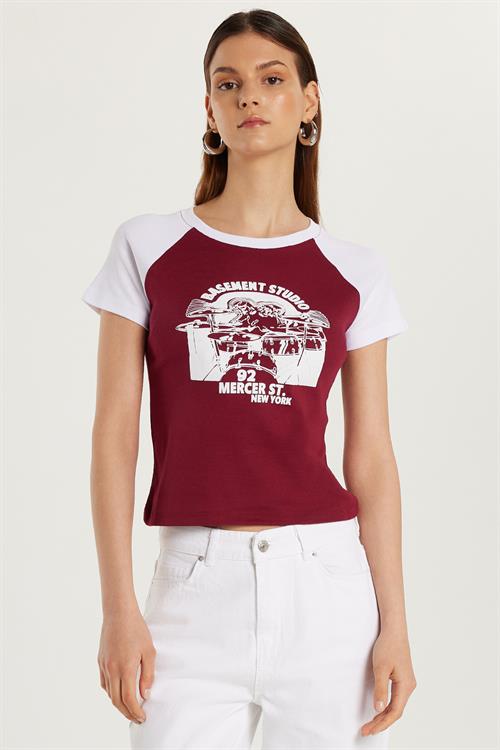 Kadın Slim Fit Dar Kesim %100 Pamuk Kısa Kollu Bisiklet Yaka Baskılı Bordo Tişört