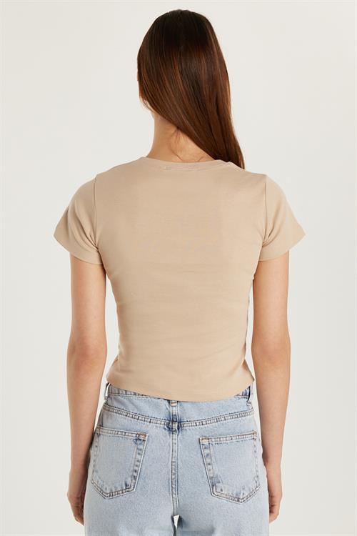 Kadın Slim Fit Dar Kesim Kısa Kollu Bisiklet Yaka Nakışlı Bej Tişört