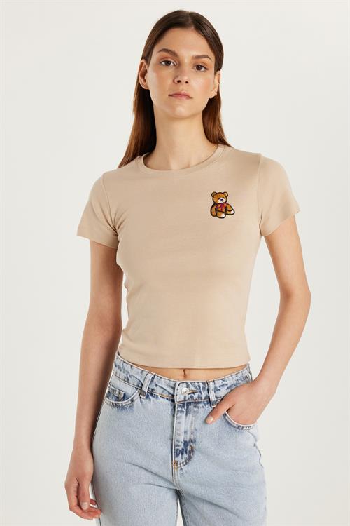 Kadın Slim Fit Dar Kesim Kısa Kollu Bisiklet Yaka Nakışlı Bej Tişört