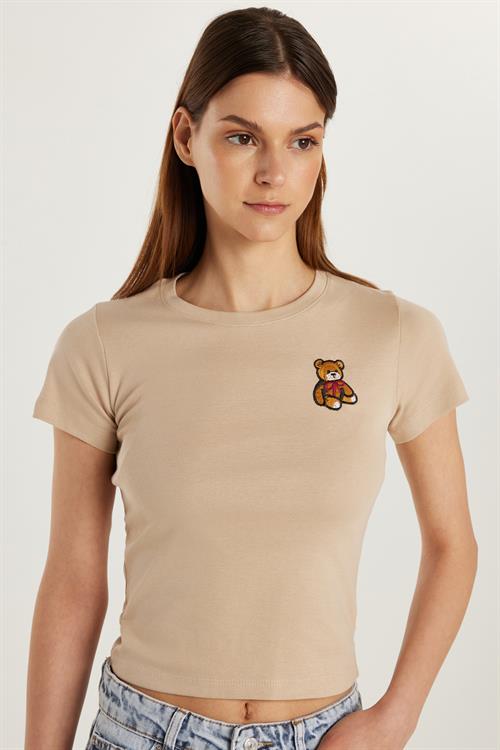 Kadın Slim Fit Dar Kesim Kısa Kollu Bisiklet Yaka Nakışlı Bej Tişört