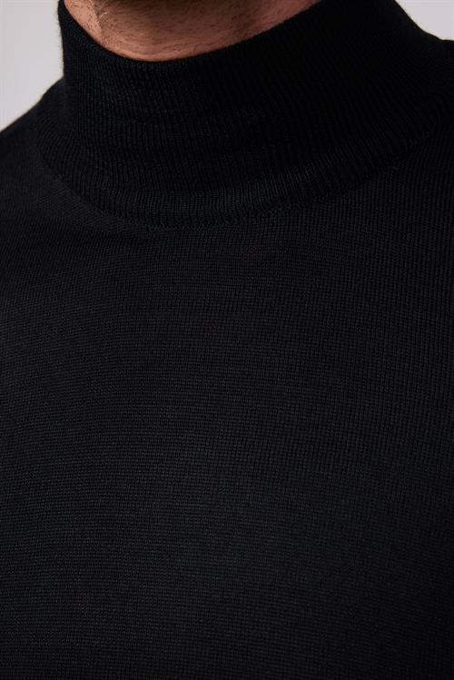 Erkek Standart Fit Normal Kesim Yarım Balıkçı Yaka Düz Siyah Triko Kazak