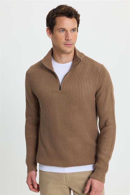 Erkek Slim Fit Dar Kesim Fermuarlı Koyu Vizon Dik Yaka Triko Kazak