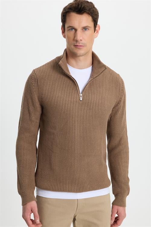 Erkek Slim Fit Dar Kesim Fermuarlı Koyu Vizon Dik Yaka Triko Kazak