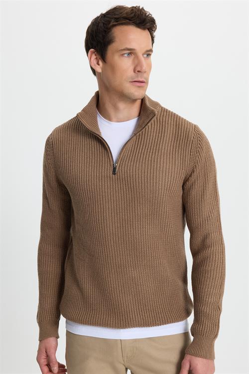 Erkek Slim Fit Dar Kesim Fermuarlı Koyu Vizon Dik Yaka Triko Kazak