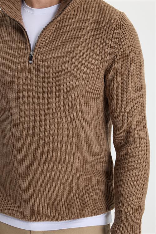 Erkek Slim Fit Dar Kesim Fermuarlı Koyu Vizon Dik Yaka Triko Kazak