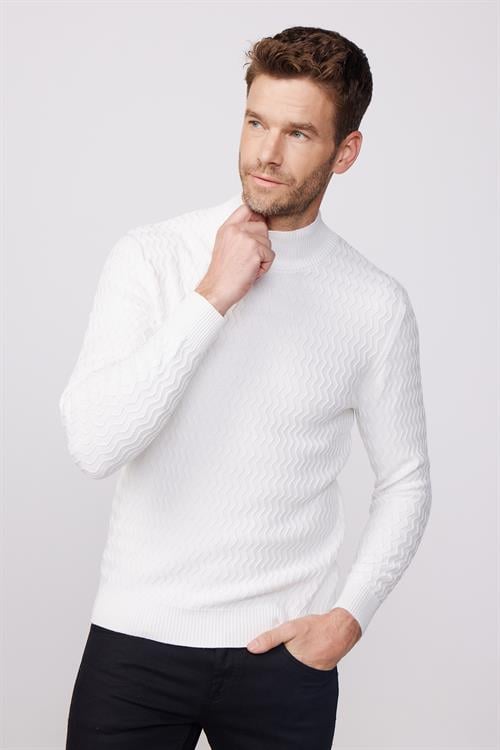 Erkek Slim Fit Dar Kesim Yarım Balıkçı Yaka Desenli Tüylenmeyen Beyaz Triko Kazak