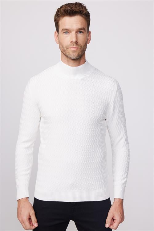 Erkek Slim Fit Dar Kesim Yarım Balıkçı Yaka Desenli Tüylenmeyen Beyaz Triko Kazak