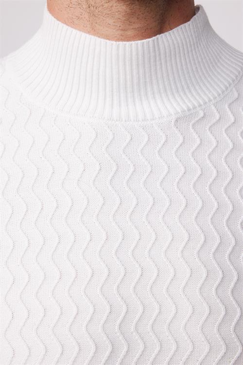 Erkek Slim Fit Dar Kesim Yarım Balıkçı Yaka Desenli Tüylenmeyen Beyaz Triko Kazak