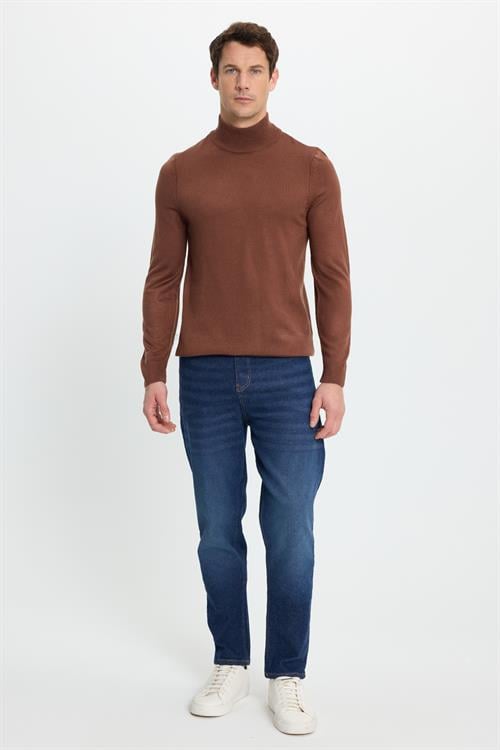 Erkek Slim Fit Dar Kesim Yumuşak Dokulu Tüylenmeyen Kahverengi Yarım Balıkçı Yaka Triko Kazak