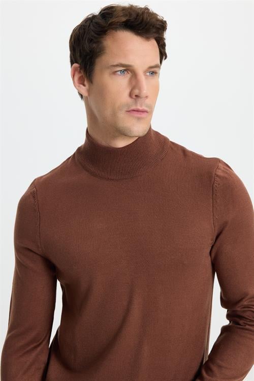 Erkek Slim Fit Dar Kesim Yumuşak Dokulu Tüylenmeyen Kahverengi Yarım Balıkçı Yaka Triko Kazak