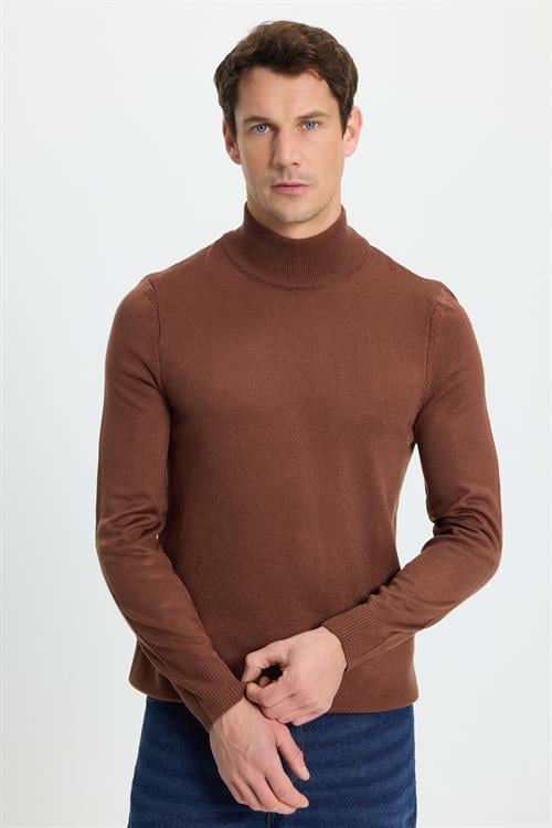 Erkek Slim Fit Dar Kesim Yumuşak Dokulu Tüylenmeyen Kahverengi Yarım Balıkçı Yaka Triko Kazak