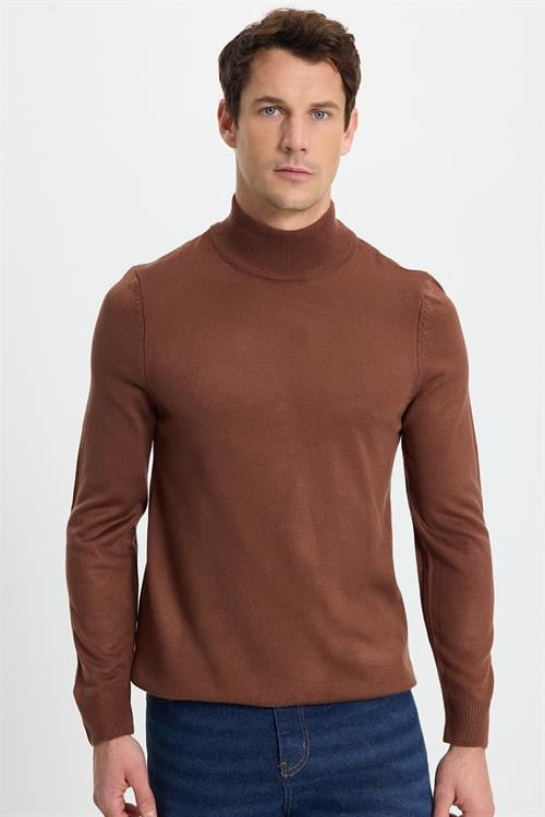 Erkek Slim Fit Dar Kesim Yumuşak Dokulu Tüylenmeyen Kahverengi Yarım Balıkçı Yaka Triko Kazak