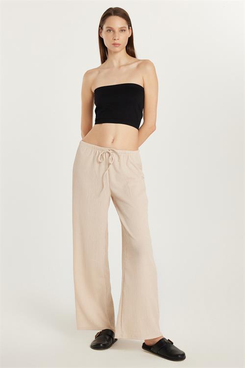 Kadın Slim Fit Gofre Raşel Beli Bağcıklı Geniş Paça Bej Pantolon