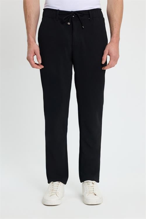 Erkek Slim Fit Dar Kesim Beli Lastikli Bağcık Detaylı Siyah Pantolon