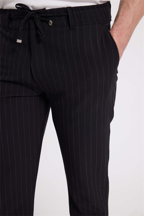 Erkek Slim Fit Dar Kesim Gofre Kumaş Beli Bağcıklı Çizgili Siyah Pantolon