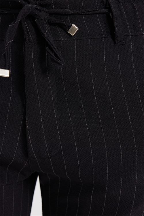 Erkek Slim Fit Dar Kesim Gofre Kumaş Beli Bağcıklı Çizgili Siyah Pantolon