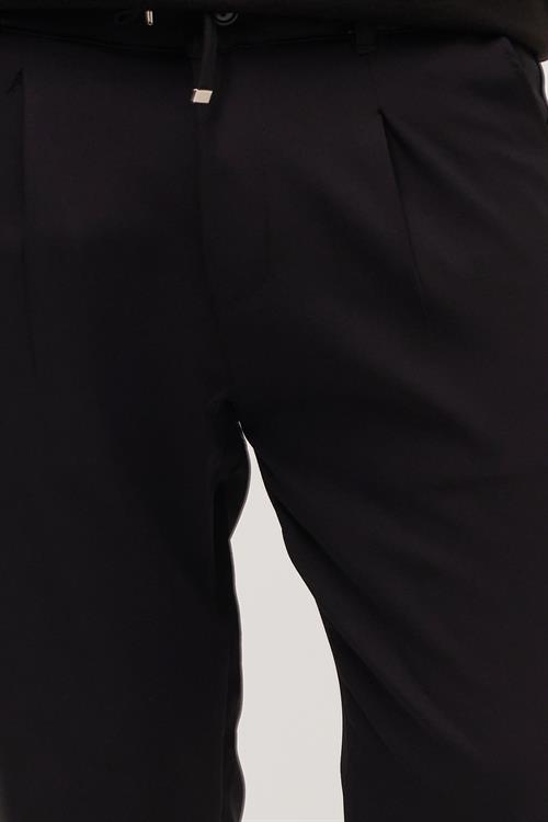 Erkek Slim Fit Dar Kesim Lastikli Bel Bağcık Detaylı Pileli Siyah Pantolon