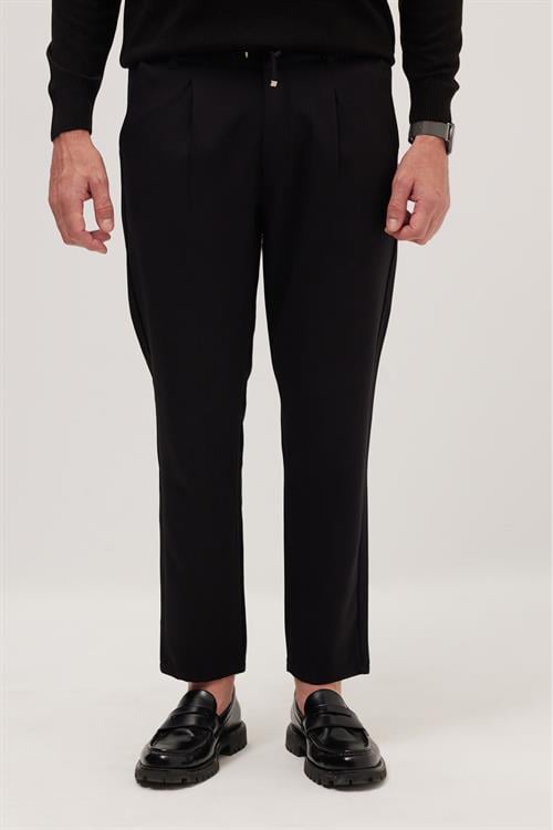 Erkek Slim Fit Dar Kesim Lastikli Bel Bağcık Detaylı Pileli Siyah Pantolon