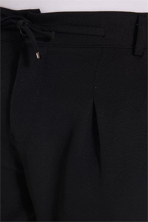 Erkek Slim Fit Dar Kesim Lastikli Bel Bağcık Detaylı Pileli Siyah Pantolon