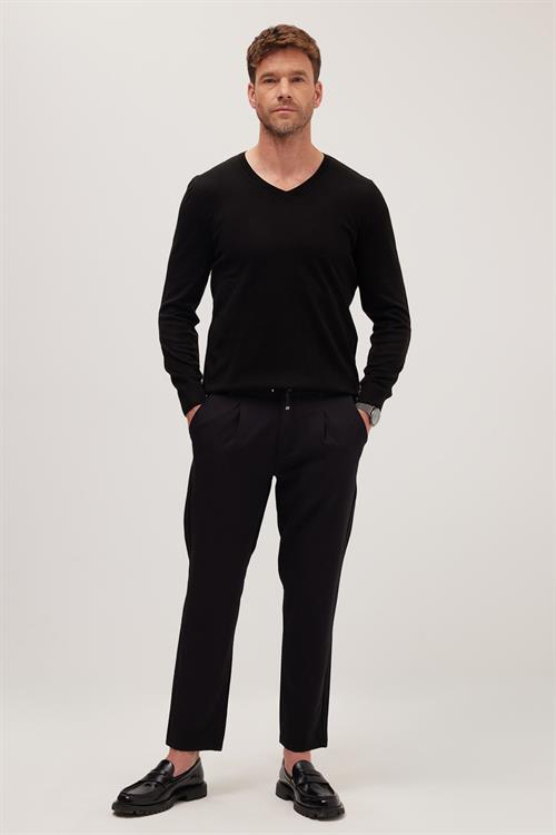 Erkek Slim Fit Dar Kesim Lastikli Bel Bağcık Detaylı Pileli Siyah Pantolon