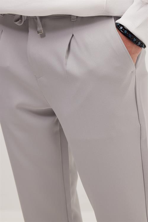Erkek Slim Fit Dar Kesim Lastikli Bel Bağcık Detaylı Pileli Gri Pantolon