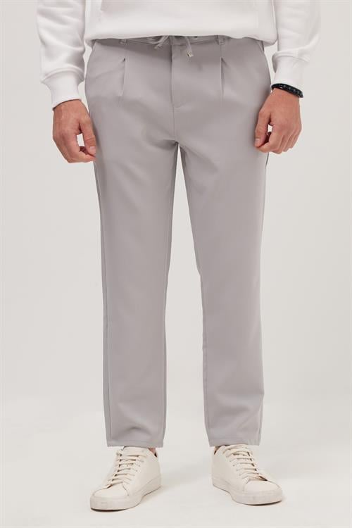 Erkek Slim Fit Dar Kesim Lastikli Bel Bağcık Detaylı Pileli Gri Pantolon