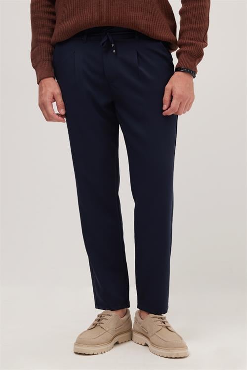 Erkek Slim Fit Dar Kesim Lastikli Bel Bağcık Detaylı Pileli Lacivert Pantolon
