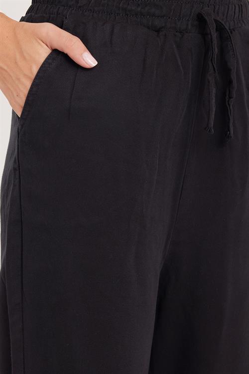 Kadın Regular Fit Klasik Kesim Pamuklu Geniş Paça Siyah Pantolon