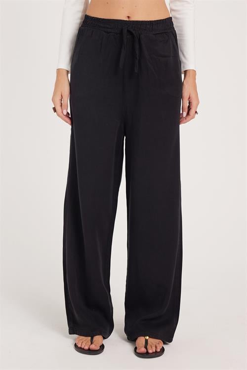 Kadın Regular Fit Klasik Kesim Pamuklu Geniş Paça Siyah Pantolon