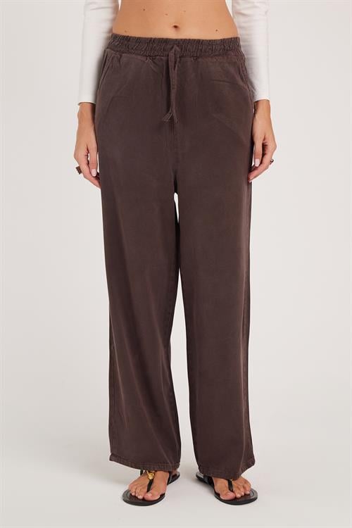 Kadın Regular Fit Klasik Kesim Pamuklu Geniş Paça Kahverengi Pantolon