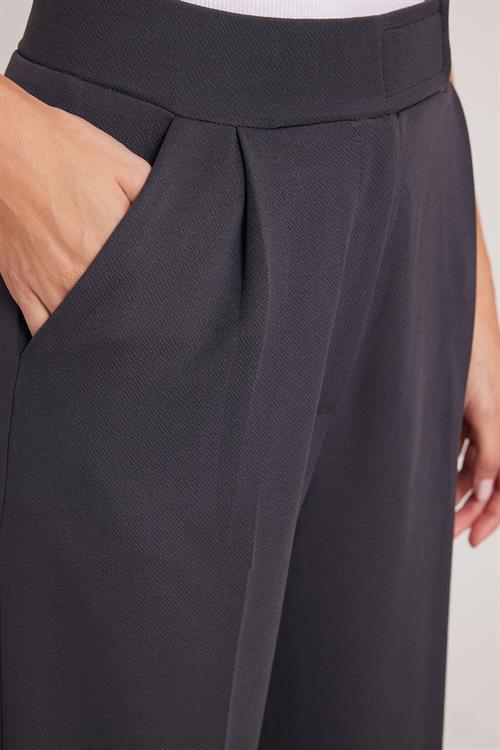 Kadın Regular Fit Klasik Kesim Cırt Kapamalı Geniş Paça Antrasit Pantolon