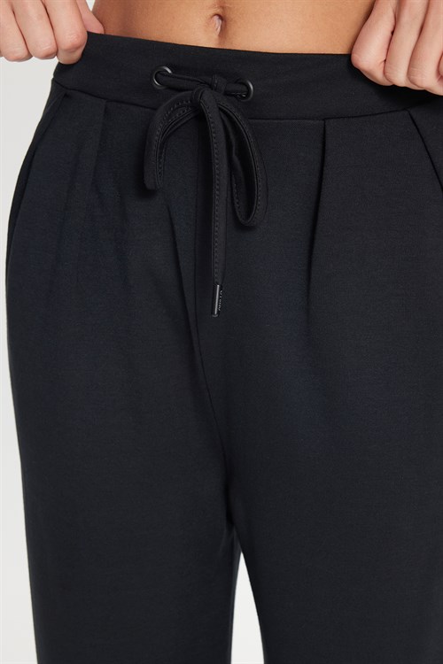 Kadın Regular Fit Klasik Kesim Beli Bağcıklı Pileli Çift Cepli Siyah Pantolon