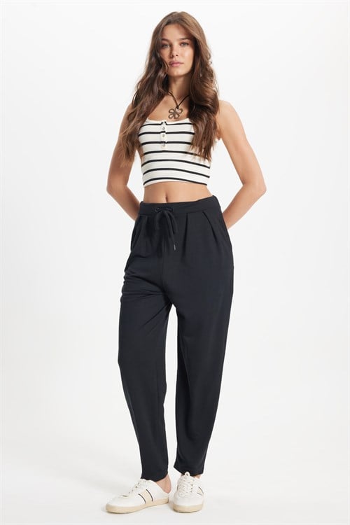 Kadın Regular Fit Klasik Kesim Beli Bağcıklı Pileli Çift Cepli Siyah Pantolon