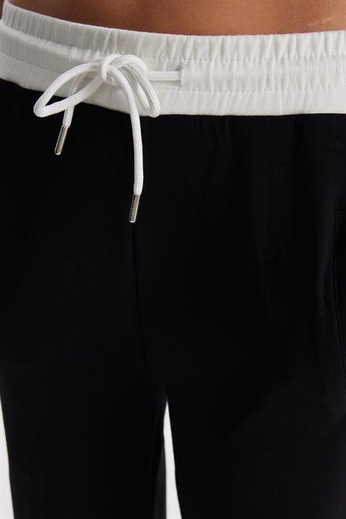 Kadın Relax Fit Rahat Kesim Beli Bağcıklı Lastikli Şerit Detaylı Çift Cepli Siyah Pantolon