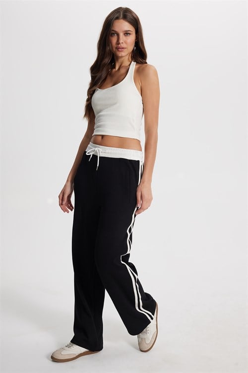 Kadın Relax Fit Rahat Kesim Beli Bağcıklı Lastikli Şerit Detaylı Çift Cepli Siyah Pantolon