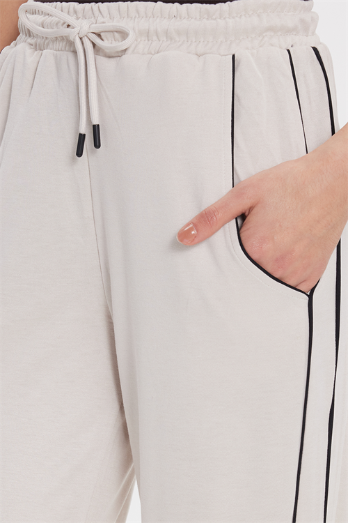Kadın Relax Fit Rahat Kesim Beli Bağcıklı Lastikli Şerit Detaylı Çift Cepli Bej Pantolon