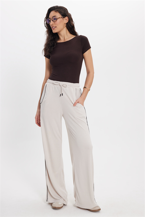 Kadın Relax Fit Rahat Kesim Beli Bağcıklı Lastikli Şerit Detaylı Çift Cepli Bej Pantolon