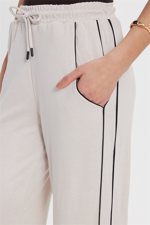 Kadın Relax Fit Rahat Kesim Beli Bağcıklı Lastikli Şerit Detaylı Çift Cepli Bej Pantolon