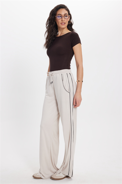 Kadın Relax Fit Rahat Kesim Beli Bağcıklı Lastikli Şerit Detaylı Çift Cepli Bej Pantolon